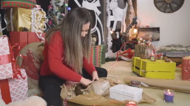 Zwanger vrouw klein gezellig huis met Kerstmis — Stockvideo