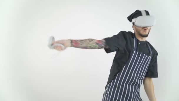 Chef che indossa un auricolare Vr realtà virtuale isolato su sfondo bianco — Video Stock
