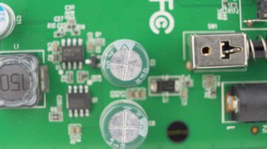 Farklı bileşenleri olan yeşil devre kartının makro resmi