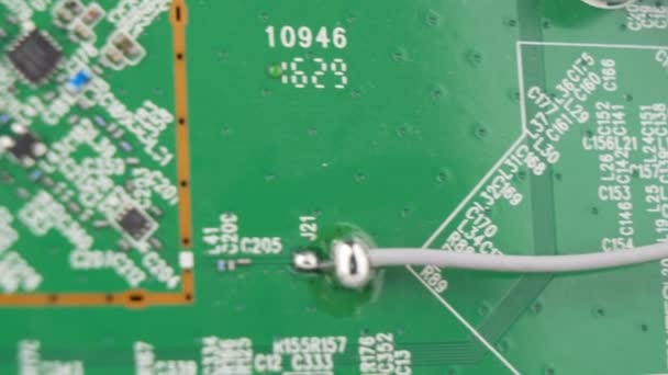 PCB tiro macro com um monte de componentes elétricos — Vídeo de Stock