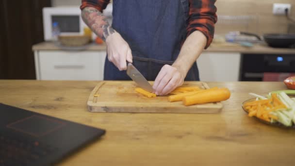 Chef laat zien hoe je wortelen snijdt — Stockvideo