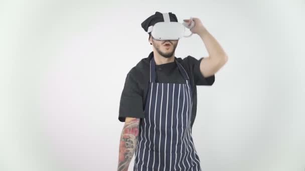 Шеф-кухар відчуває віртуальну реальність за допомогою окулярів для гарнітури VR, граючи в гру — стокове відео