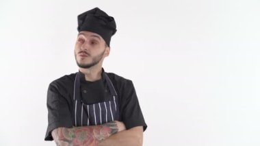Üniformalı kafası karışmış şef ne pişireceğini düşünüyor, sakalını kaşıyordu.