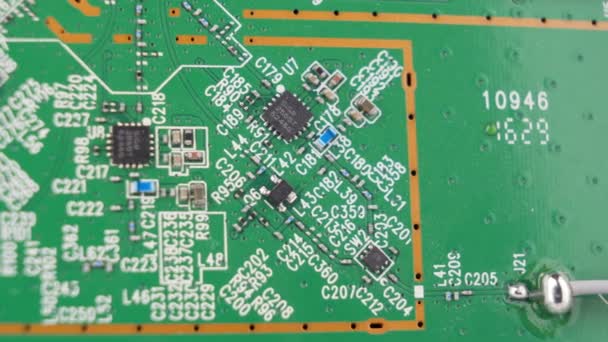 Макрофоновый снимок старых компонентов зеленой материнской платы — стоковое видео
