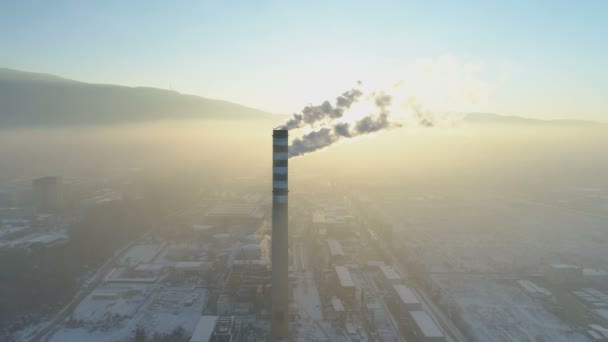 Industriële zone met een grote rode en witte buizen. Dikke witte rook giet in de lucht — Stockvideo