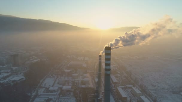 Roken fabriek schoorstenen op de achtergrond van de stad bij zonsondergang. Sofia, Bulgarije — Stockvideo