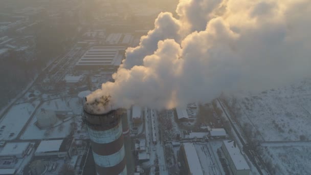 Czerwono-białe rury do palenia w strefie przemysłowej w Sofii, Bułgaria — Wideo stockowe