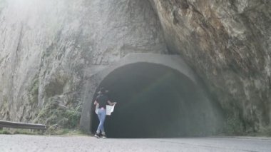 Trigrad, Shiroka Laka, Bulgaristan 'da turistik haritası olan sevimli bir kız. Mutlu kadınlar Bulgaristan 'ın Avrupa tatilinin tadını çıkarıyor