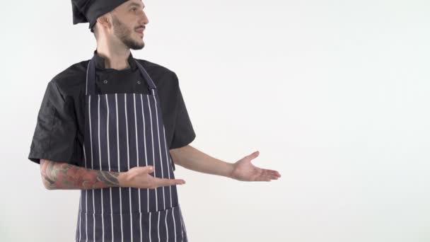 快乐，微笑的厨师，穿着制服，展示看不见的产品 — 图库视频影像