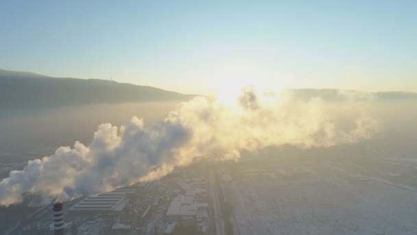 Hög sikt över industristaden med rökfria skorstenspipor, klimatförändringar och global uppvärmning — Stockvideo