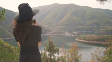 Dağ Gölü 'nün fotoğraflarını çeken genç kadın.