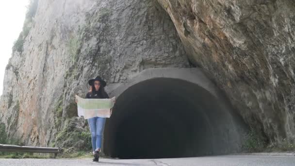 Rozkošná dívka s turistickou mapou v Trigradu, Shiroka Laka, Bulharsko. Šťastné ženy si užívají bulharskou dovolenou v Evropě — Stock video