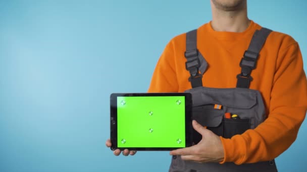Plan rapproché des mains réparatrices tenant une tablette avec écran vert. — Video