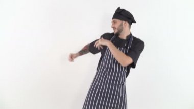 Heyecanlı genç adam, üniformalı şef dans ediyor.