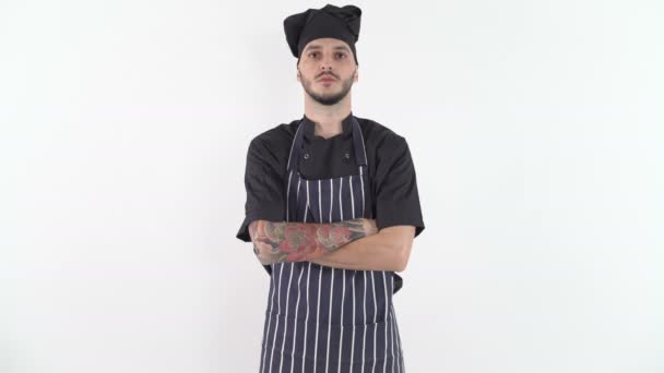 Seriös tatuerad kock i uniform med armarna korsade tittar på kameran — Stockvideo