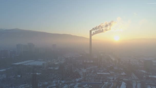 Dymy przemysłowe z kominów o zachodzie słońca w Sofii, Bułgaria — Wideo stockowe