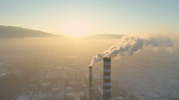 Flygfoto av rökgasrör. Luftförorening genom industrirök — Stockvideo