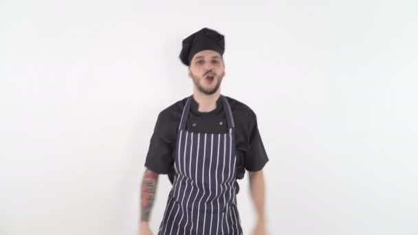 Feliz cantando chef masculino dançando e cutucando sobre fundo branco — Vídeo de Stock