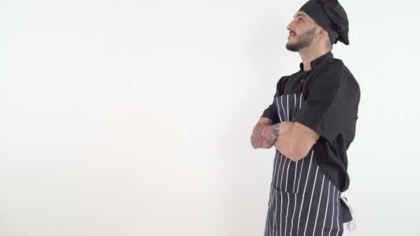 Szczęśliwy, dumny kucharz patrząc na produkt i zacząć tańczyć — Wideo stockowe