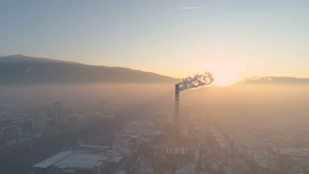 Rauchende Fabrik große rote und weiße Pfeifen. — Stockvideo