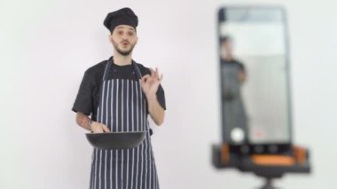 Profesyonel aşçı karantina sırasında online aşçılık dersi alıyor.