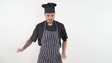 Üniformalı enerjik erkek şef hızlı dans ediyor.