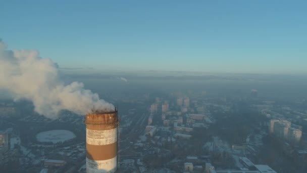 Långa rökskorstenar från industrianläggningar med stadsbakgrund — Stockvideo
