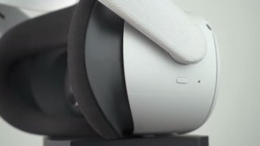 Sofya, Bulgaristan - 12 09 2020: Beyaz arka planda Oculus Quest 2 Rotatin