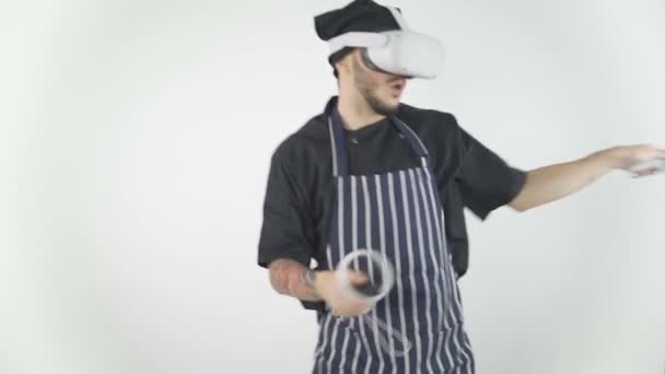 Chef exploring and having fun in 360 VR simulation — 图库视频影像