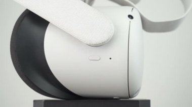 Sofya, Bulgaristan - 12 09 2020: Oculus Quest 2 VR dış tasarımı kapat