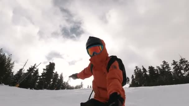 PoV of Man Snowboard en la estación de esquí — Vídeos de Stock