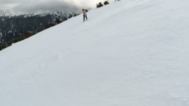 Αρχάριος Snowboarder Girl πηγαίνει κάτω από τη μεγάλη πλαγιά του βουνού στο χιονοδρομικό κέντρο — Αρχείο Βίντεο