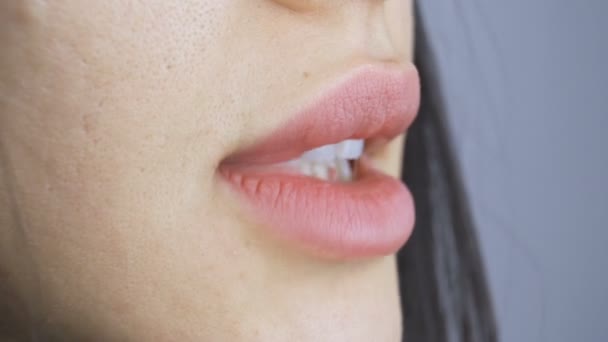 Cerca de la boca de la mujer con labios regordetes y dientes blancos perfectos hablando — Vídeos de Stock