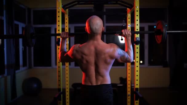 Tampilan belakang Shirtless Man Lifting Barbell — Stok Video