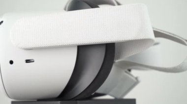 Sofya, Bulgaristan - 12 09 2020: Beyaz zemin üzerine Dönen Oculus Görevi 2 VR Kulaklığı