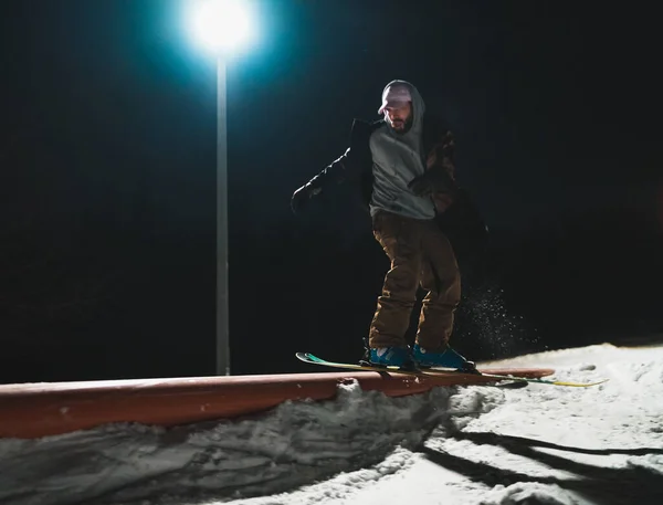 Elegante equilibrio de estilo libre en rieles en el parque de la ciudad por la noche — Foto de Stock