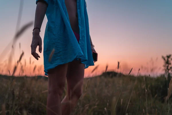 Mujeres despreocupadas al atardecer durante la hora dorada. Diversión y amistad al aire libre —  Fotos de Stock