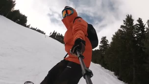 PoV van de mens Snowboarden, Snowboard Carving Powder — Stockvideo