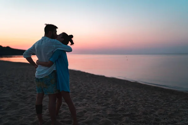 Europees koppel op het strand tijdens zonsondergang — Stockfoto