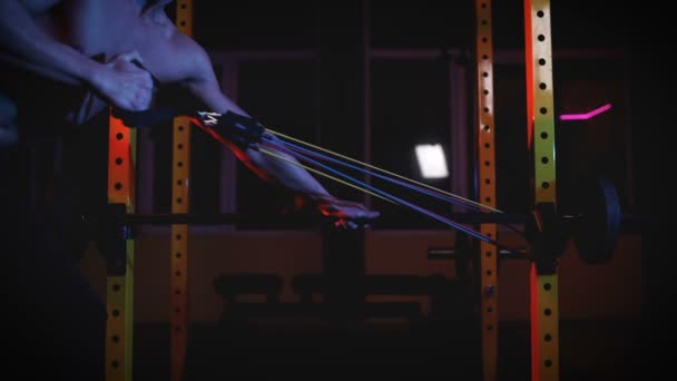 Bodybuilder latihan intens menggunakan band resistensi — Stok Video