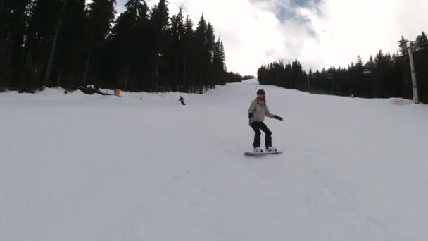 Principiante snowboarder ragazza pratica video — Video Stock