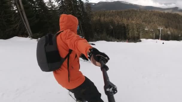 눈덮인 산악 스키 리조트에 있는 극단적 인 부부의 스노보드 — 비디오