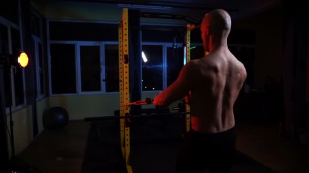 Gece geç saatlerde spor salonunda vücut geliştirme eğitimi aldım. — Stok video