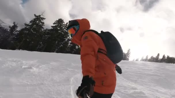 PoV Fully equipped and covered from cold snowboarder wears his goggle mask carving down the slope — Stock Video