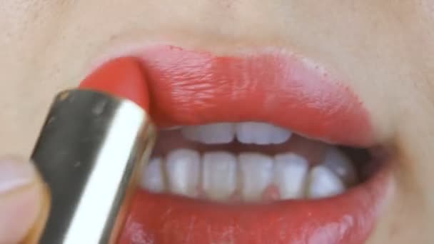 Макро крупним планом щаслива жіноча посмішка, здоров'я зубів та косметичний макіяж — стокове відео