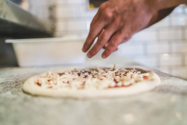 Close up chef baker making pizza in pizzeria kitchen — Stock Photo, Image