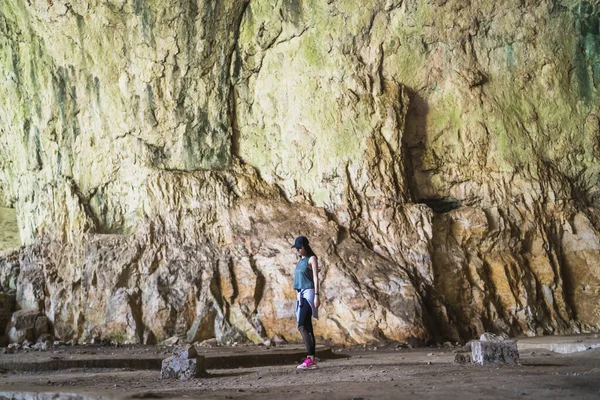 Női utazás felfedezés egy devetashka barlang közelében lovech — Stock Fotó
