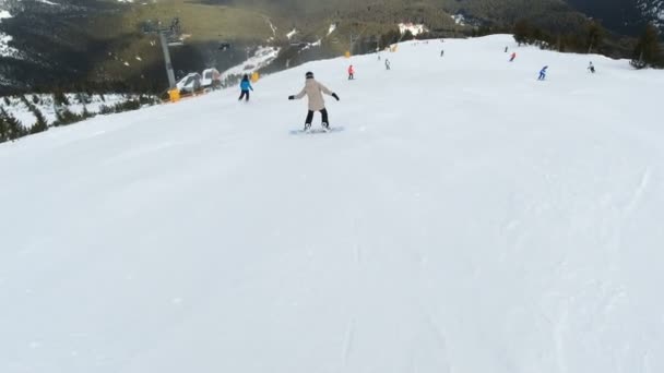 Η αρχάρια γυναίκα στο Snowboard κάνει βόλτες στο Hill at Ski Resort. Προβολή πρώτου προσώπου. — Αρχείο Βίντεο