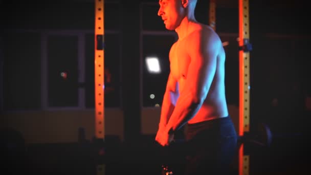 Latihan binaragawan pria tanpa baju menggunakan band perlawanan di gym. — Stok Video