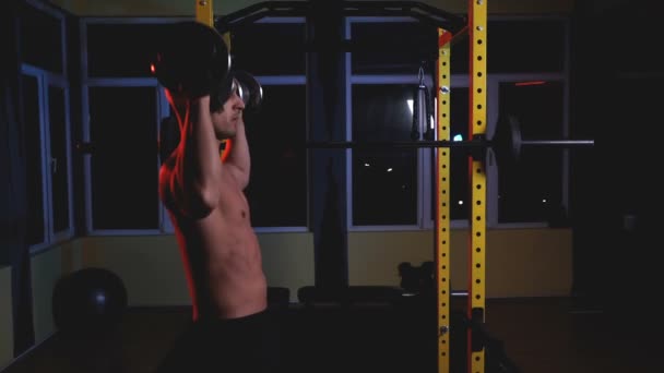 Bodybuilder melakukan latihan tubuh bagian atas dengan dumbells — Stok Video